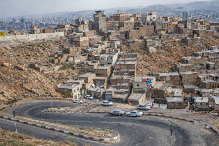 A STRATEGIC EXAMINATION OF THE SUBURBANIZATION (MARGINALIZATION) CRISIS IN THE METROPOLIS OF TABRIZ